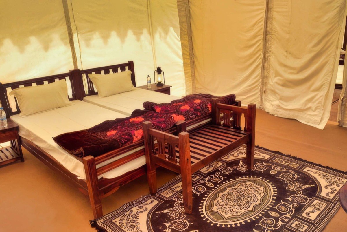 Deluxe tent: twin beds